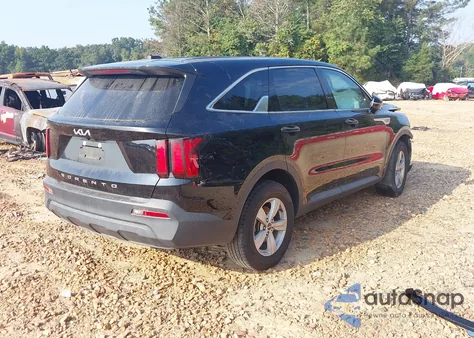 2022 Kia Sorento Lx z USA, uszkodzony, nr VIN 5XYRG4LC8NG131971